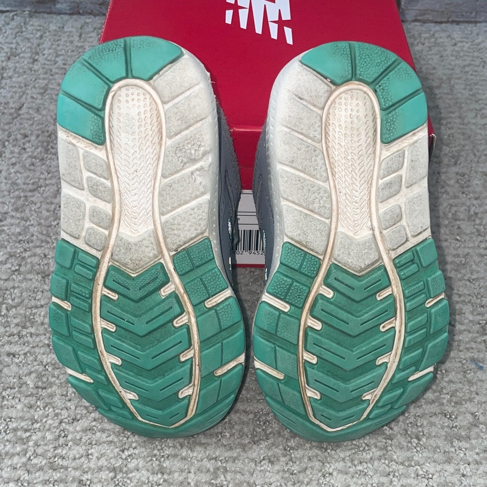 New Balance Kids' Gray Sneakers (wide & size 7) - Picture 7 of 11